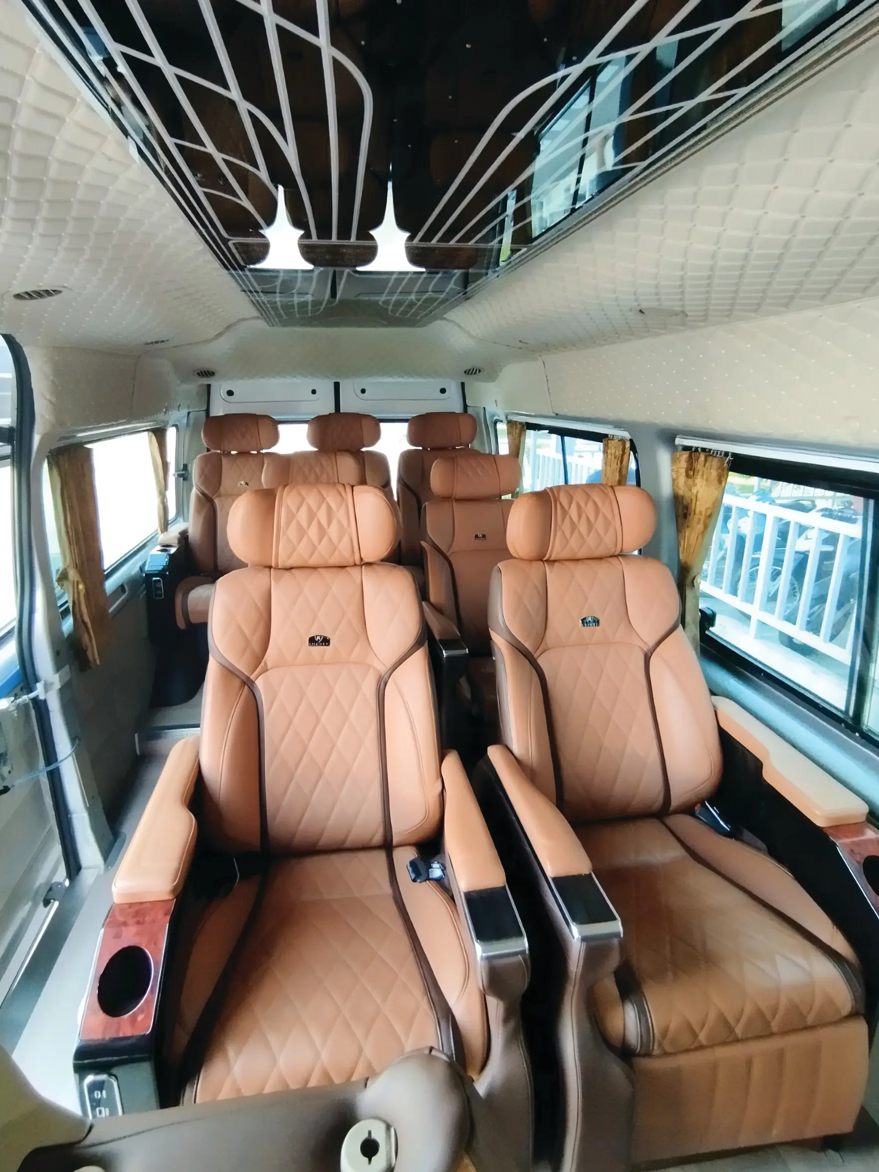 Khoang hành khách xe limousine với ghế da nâu