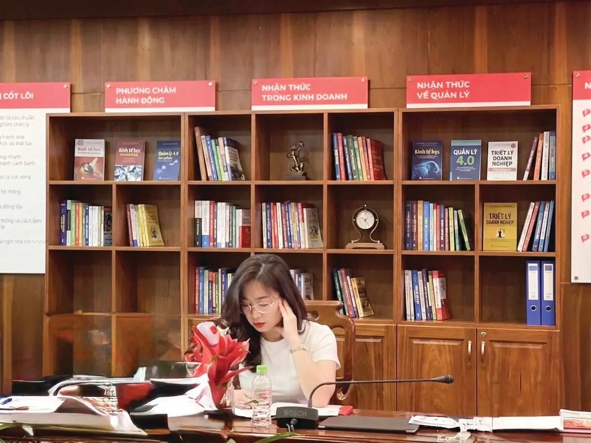 Nhân viên văn phòng làm việc tại bàn